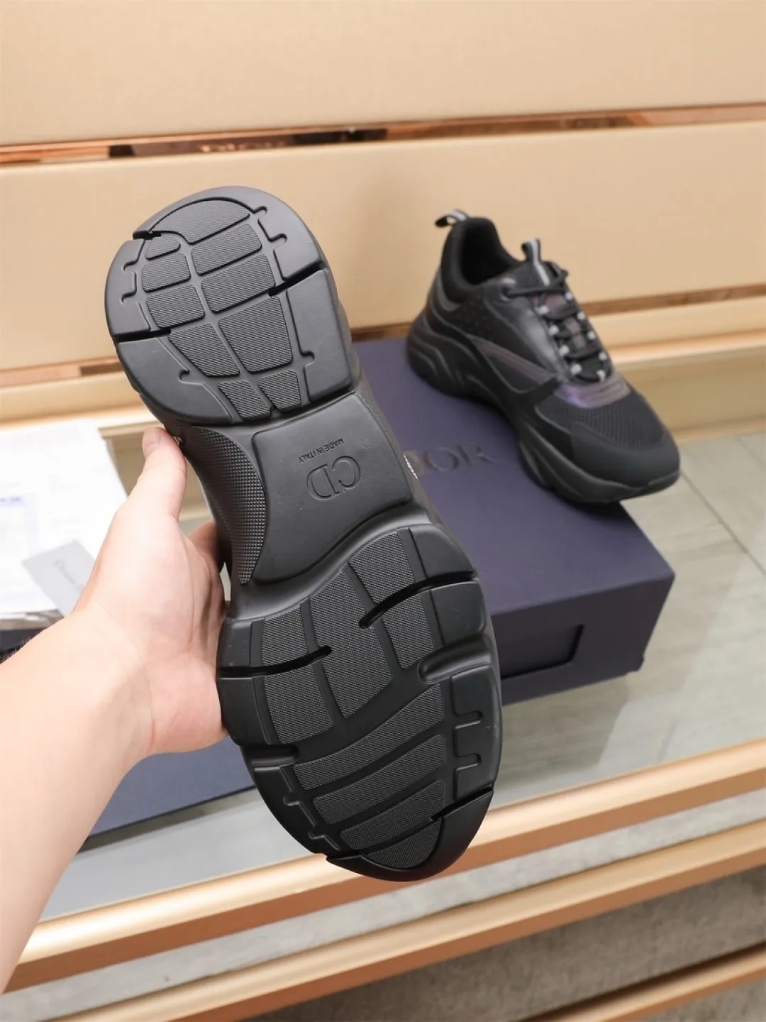 Men's shoes 💰P460💰【Dior】Dior✨ is online at the same time👏 This casual sneaker is a new product in the series and continues Di*r's classic style. The upper is made of original mesh and cow leather, with a two-color textured outsole, and the brand's iconic details on the rear collar and heel to enhance the style. Fashionable and versatile. Wear it with jeans or slacks for a casual look. Size: 38-44 (45 customized)